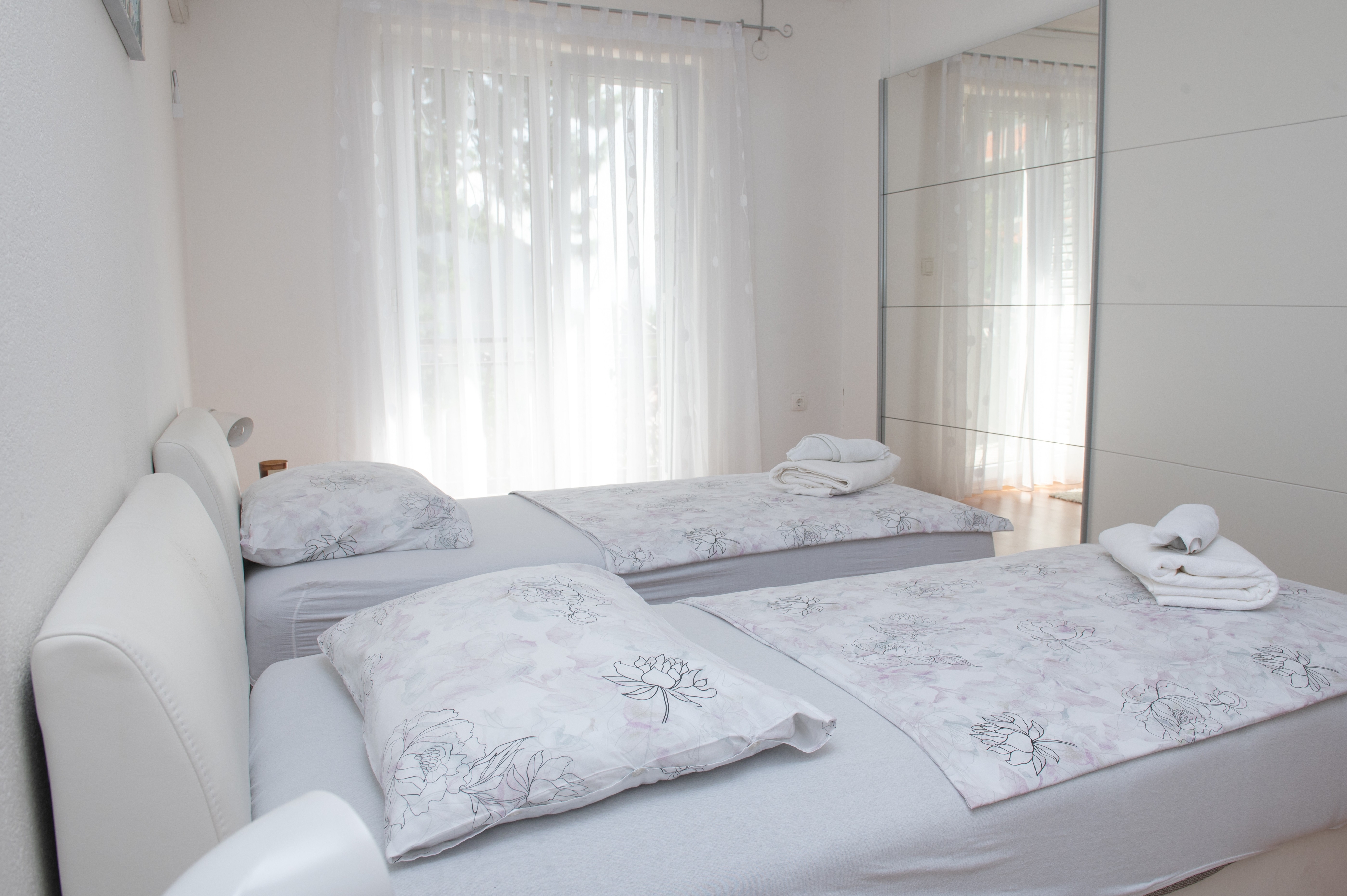 Comfortable and spacious house with terrace and sea view Podstrana, Split  K