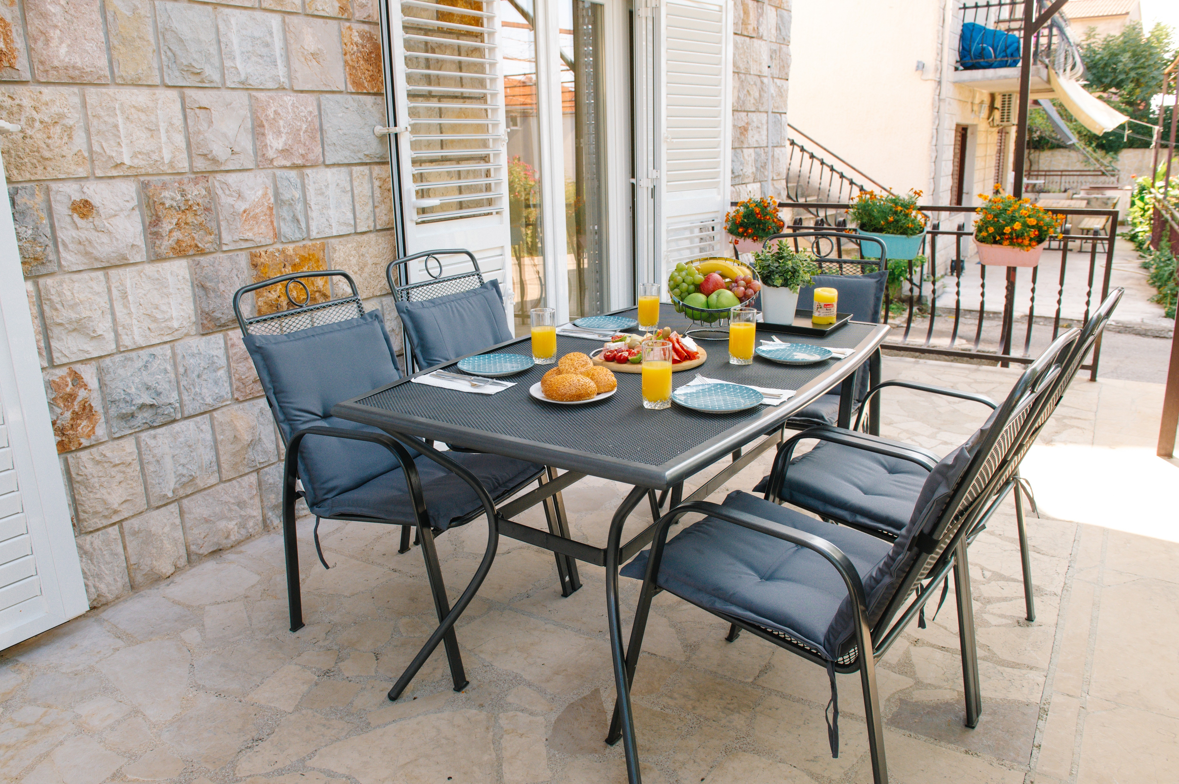 Comfortable and spacious house with terrace and sea view Podstrana, Split  K