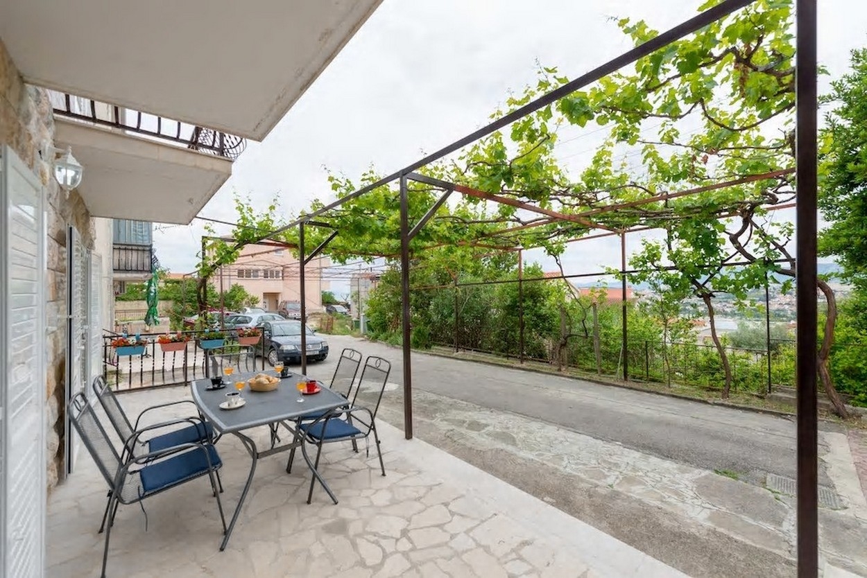 Comfortable and spacious house with terrace and sea view Podstrana, Split  K