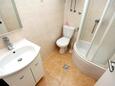 Bathroom 1 Drašnice, Bathroom 1 in the apartment, (pet friendly).