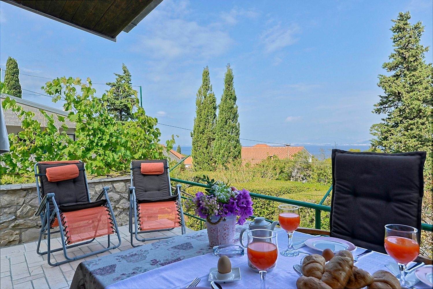 Two bedroom house with terrace and sea view Postira, Brač  K