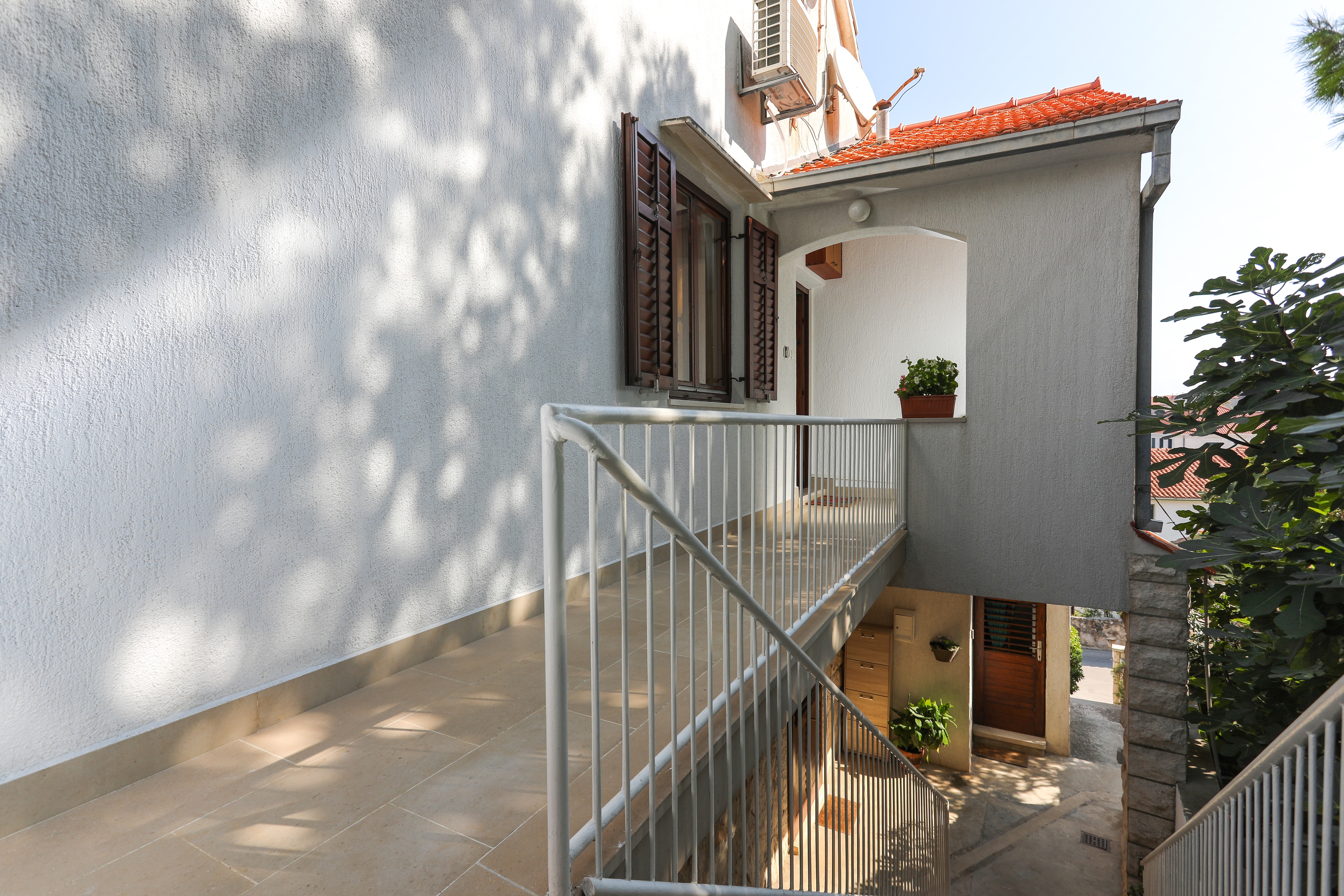 Three bedroom apartment near beach Postira, Brač  A-a