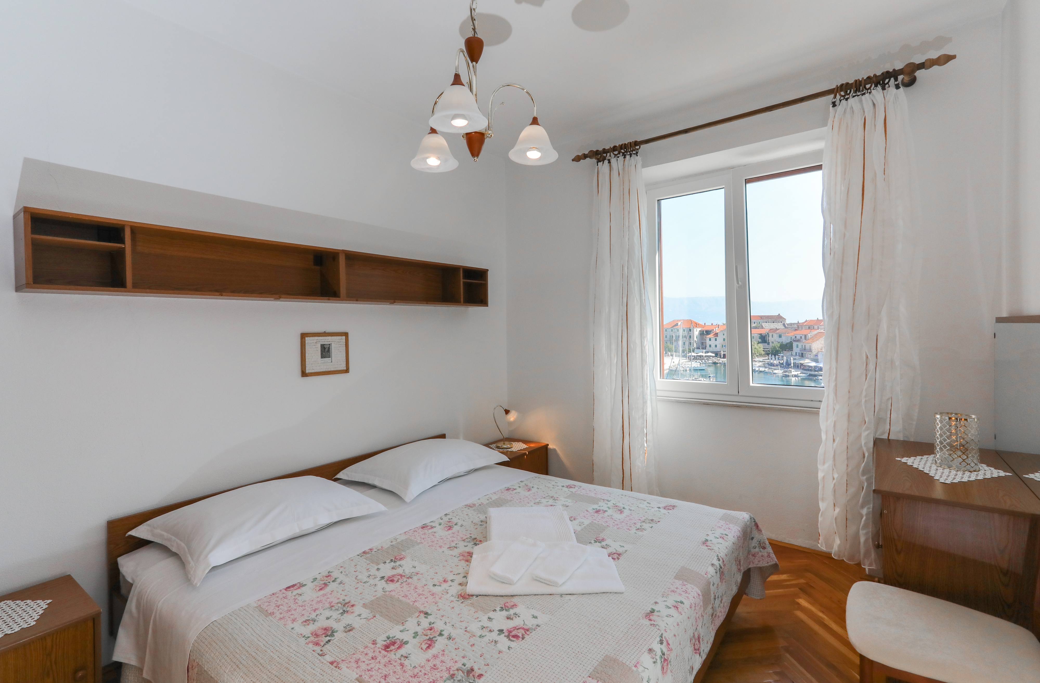 Three bedroom apartment near beach Postira, Brač  A-a