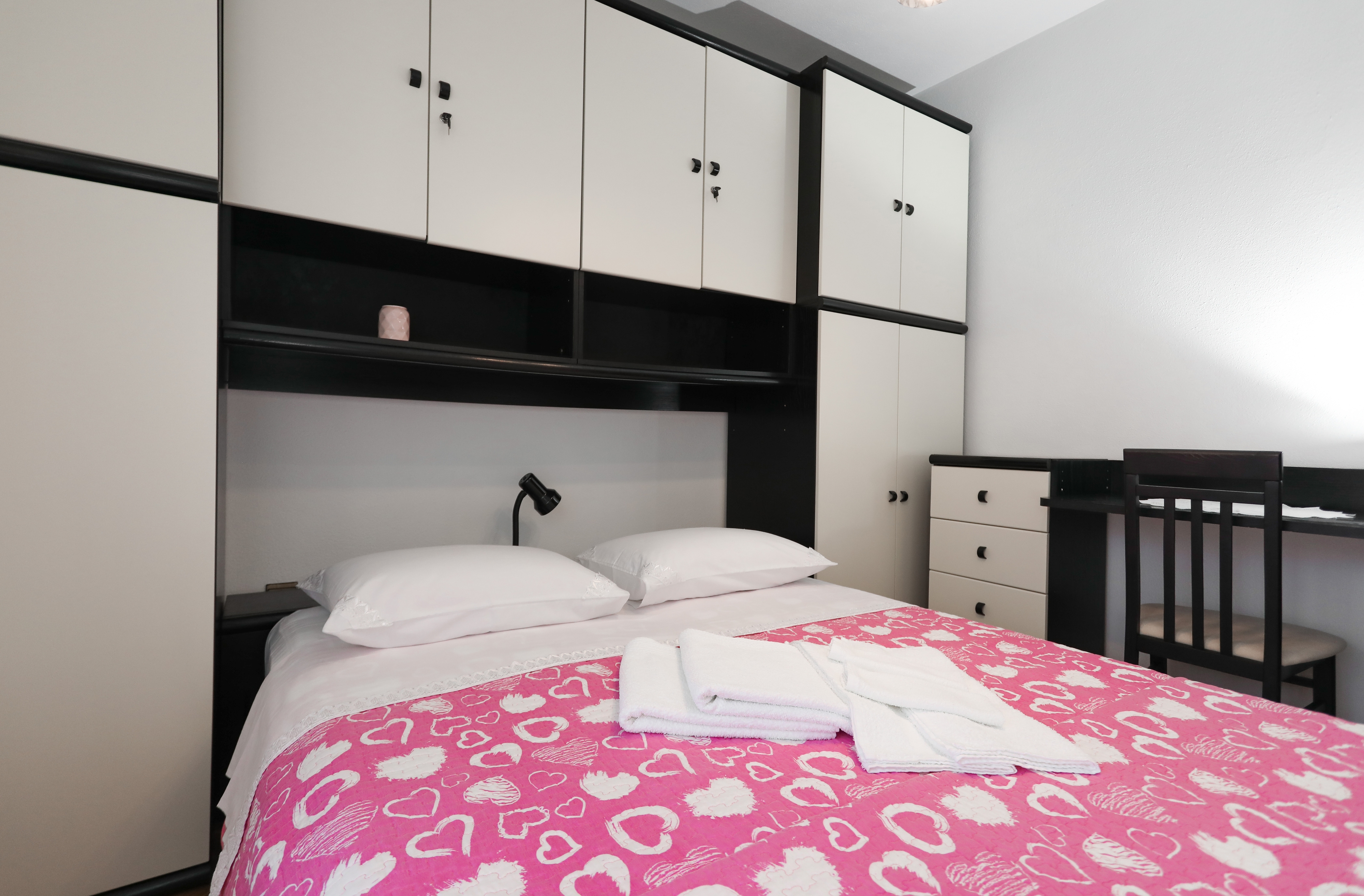 Three bedroom apartment near beach Postira, Brač  A-a