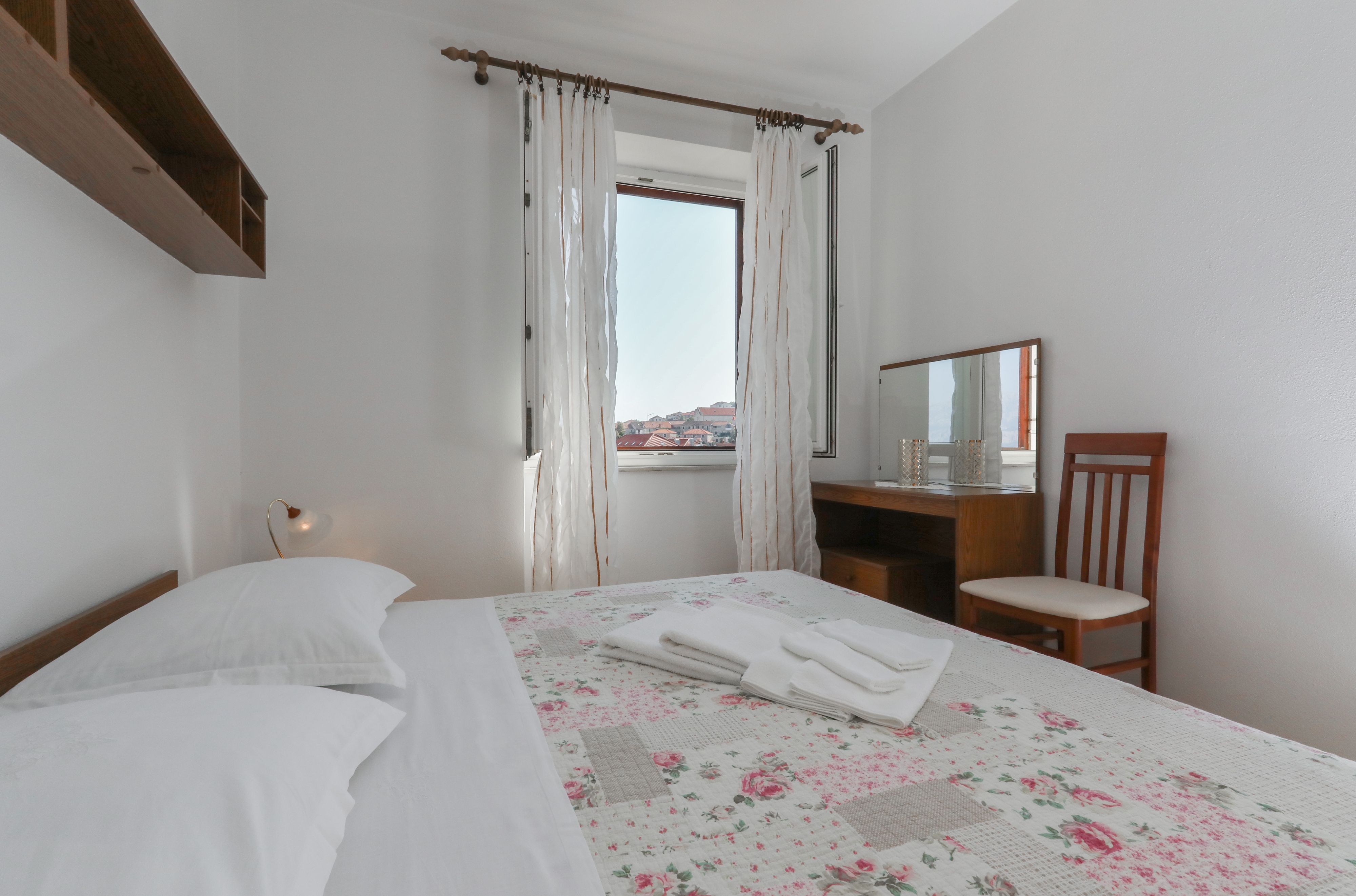 Three bedroom apartment near beach Postira, Brač  A-a