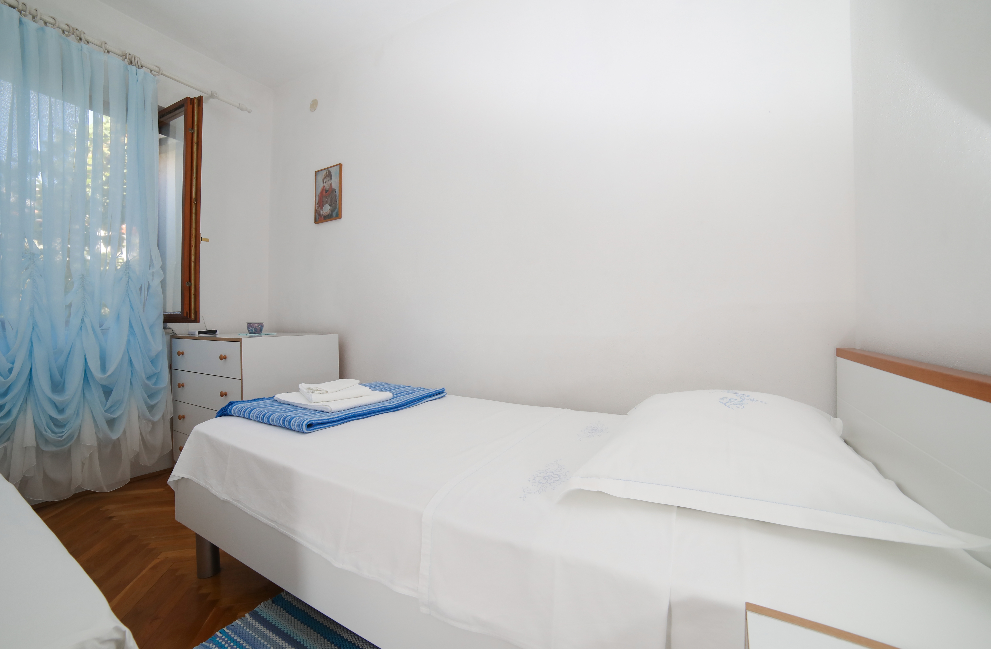 Three bedroom apartment near beach Postira, Brač  A-a