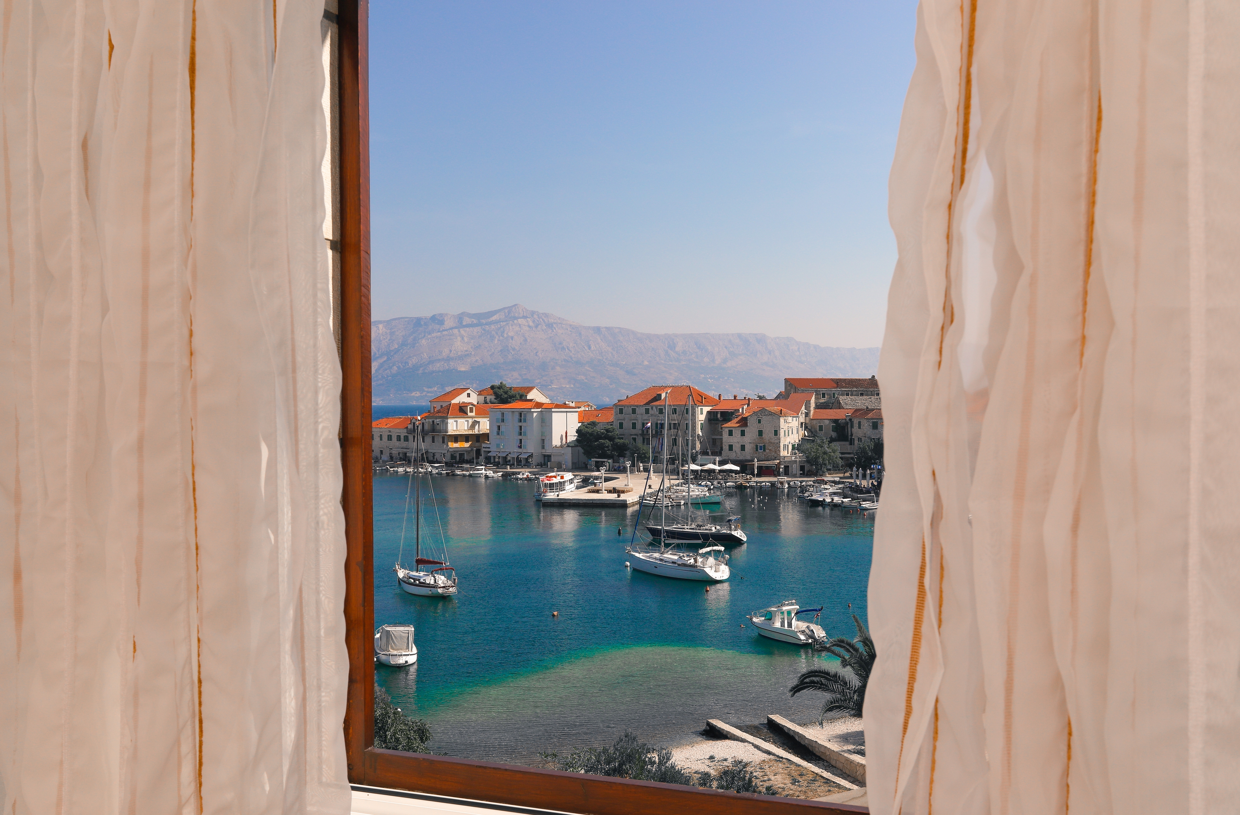Three bedroom apartment near beach Postira, Brač  A-a