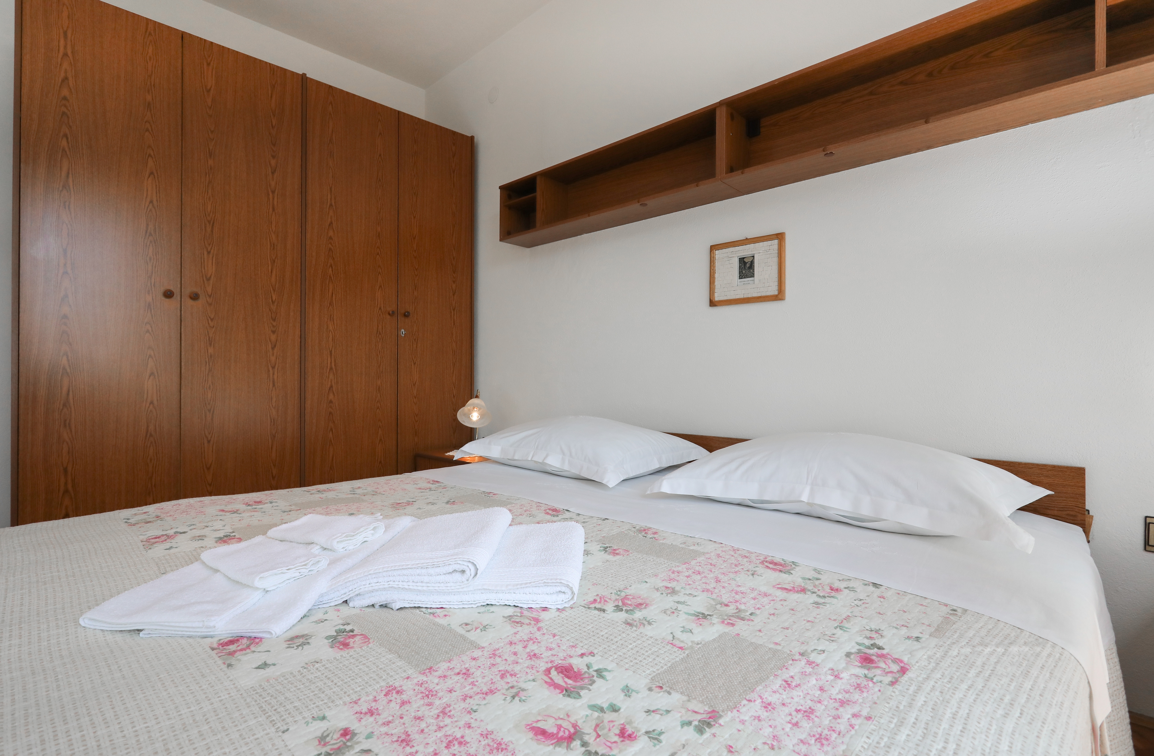 Three bedroom apartment near beach Postira, Brač  A-a