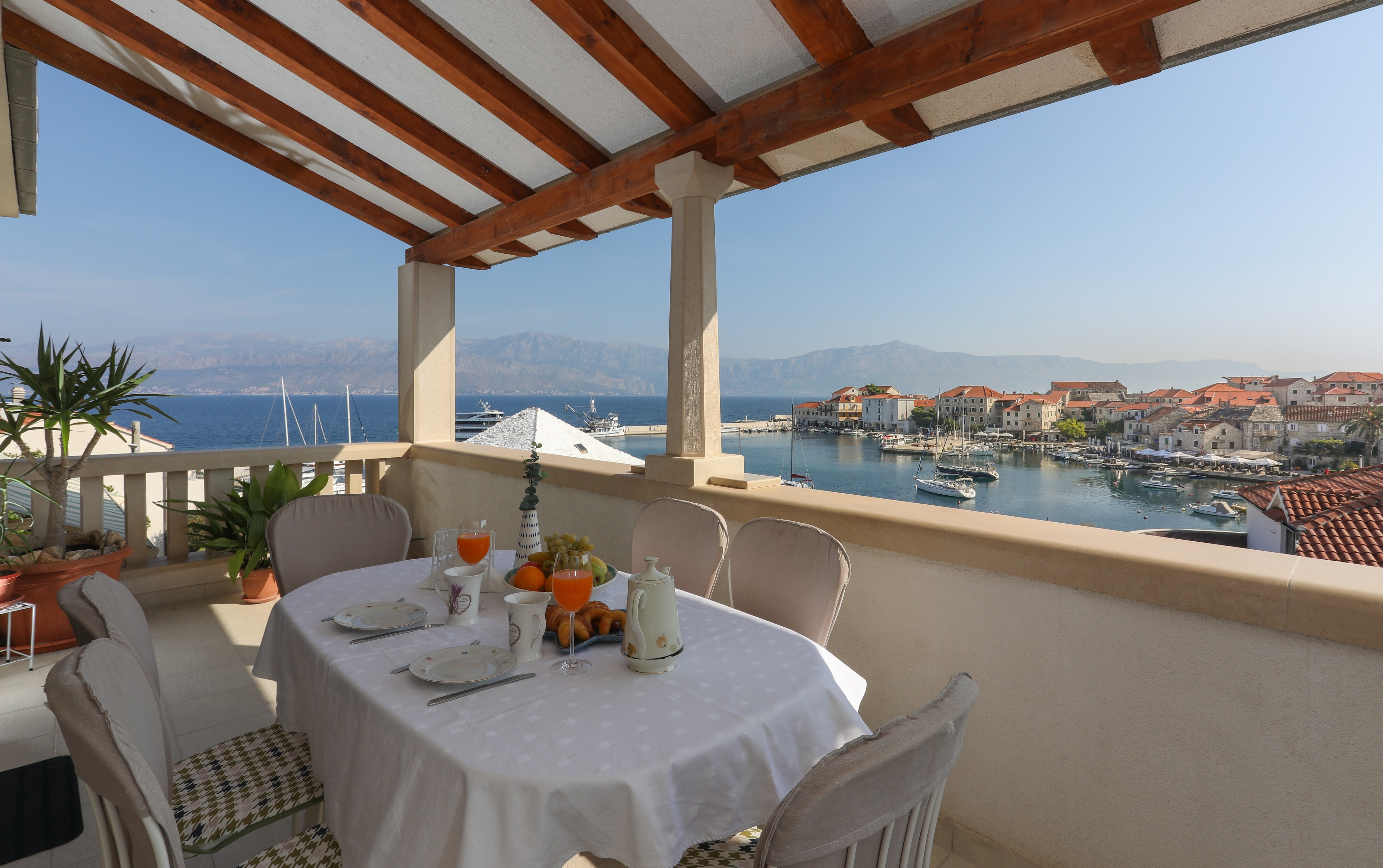 Three bedroom apartment near beach Postira, Brač (A-6053-a)