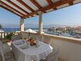 Postira, Terrasse dans l’hébergement en type apartment, avec la vue sur la mer et WiFi.