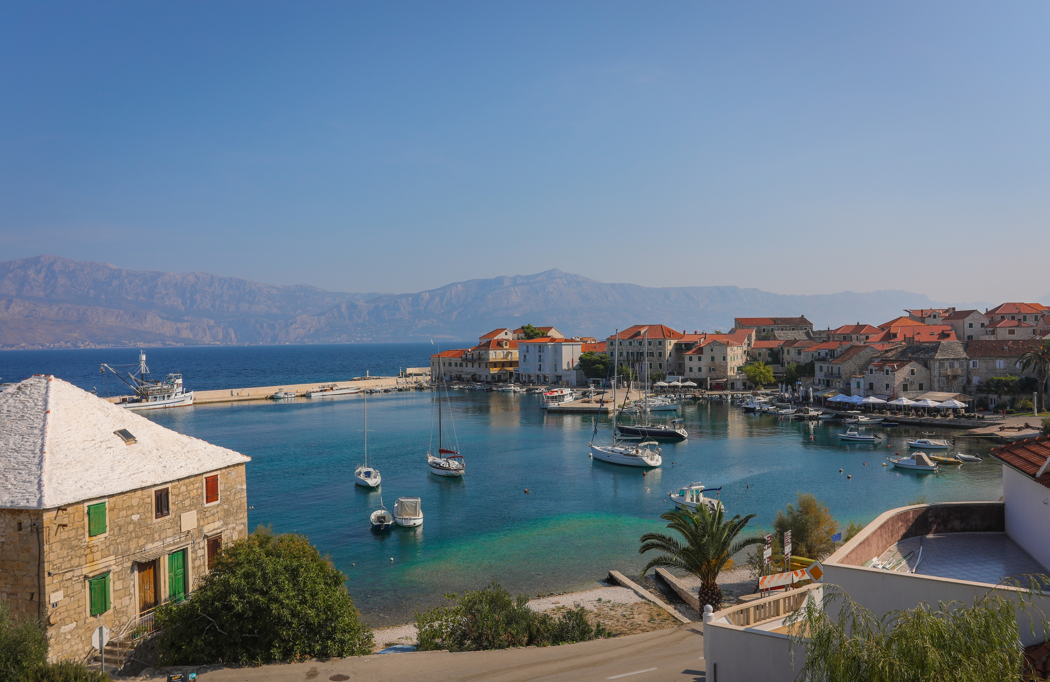 Three bedroom apartment near beach Postira, Brač  A-a