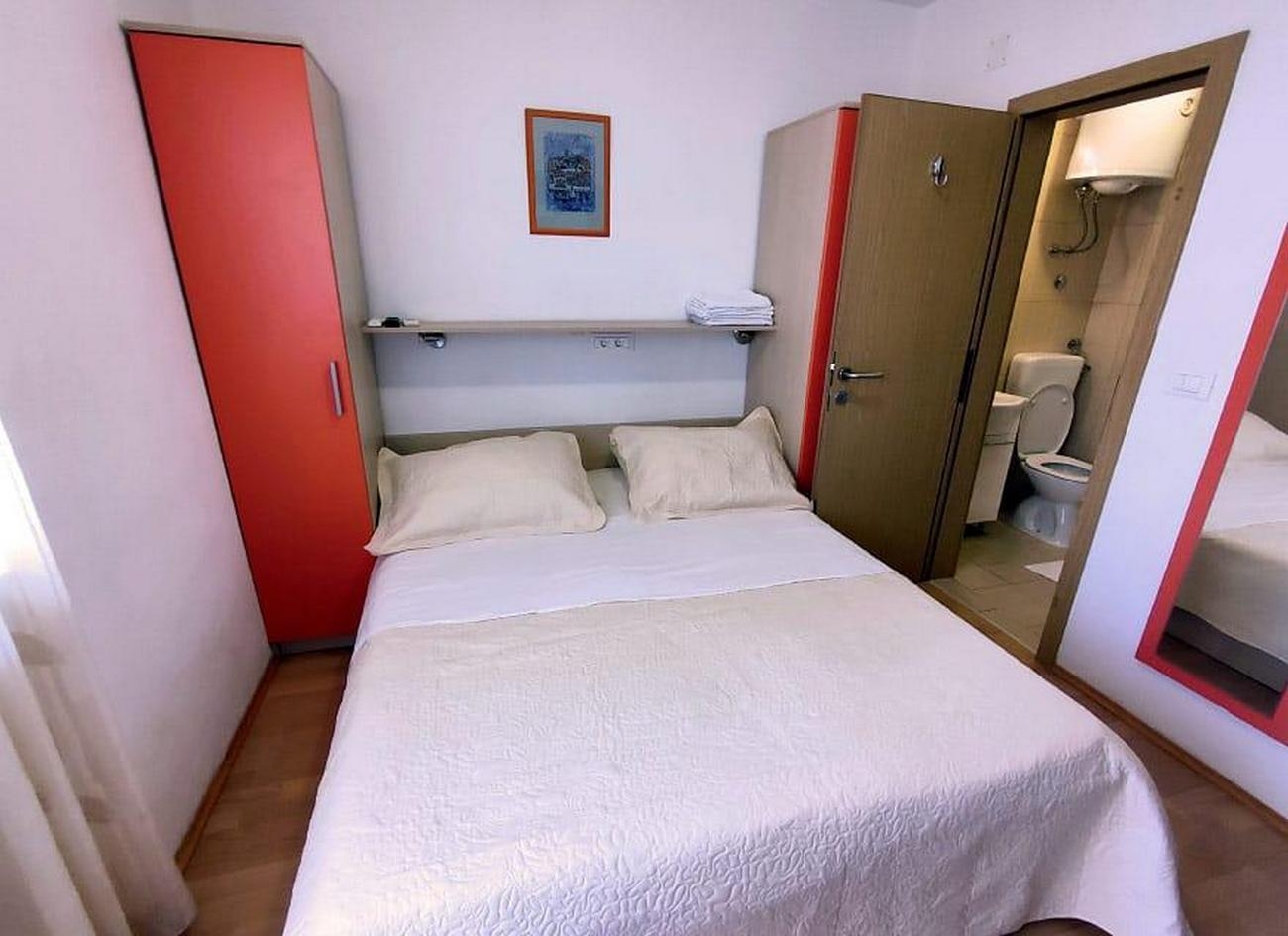 Room with balcony and sea view Tučepi, Makarska (S-6058-a)