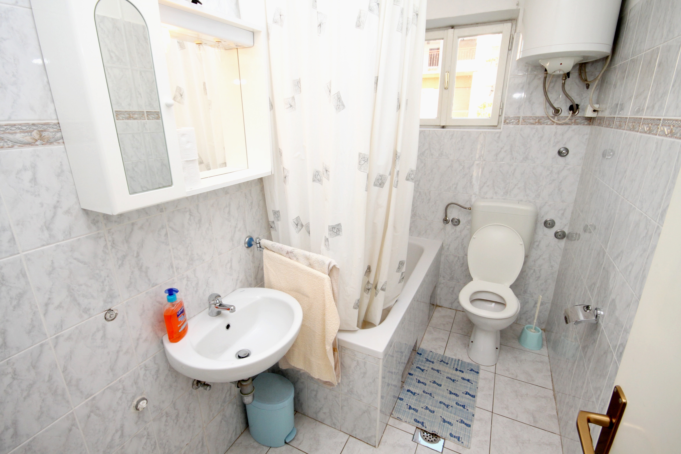 Three bedroom apartment with balcony and sea view Kaštel Stari, Kaštela  A-a