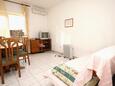 Kaštel Stari, Sala de estar in the apartment, air condition available, (pet friendly) y WiFi.