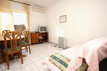 Kaštel Stari, Woonkamer in the apartment, air condition available, (pet friendly) en WiFi.