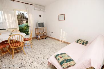 Kaštel Stari, Living room in the apartment, air condition available, (pet friendly) and WiFi.