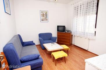 Living room Kaštel Štafilić, Living room in the apartment, dostupna klima i WIFI.