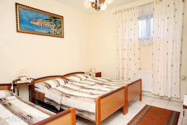 Bedroom Kaštel Štafilić, Bedroom in the room, dopusteni kucni ljubimci i WIFI.