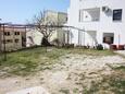 Nemira, Omiš, Parkolóhely 6070 - Apartmanok kavicsos stranddal.