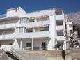 Nemira, Omiš, Hébergement 6070 - Appartement avec une plage de galets.