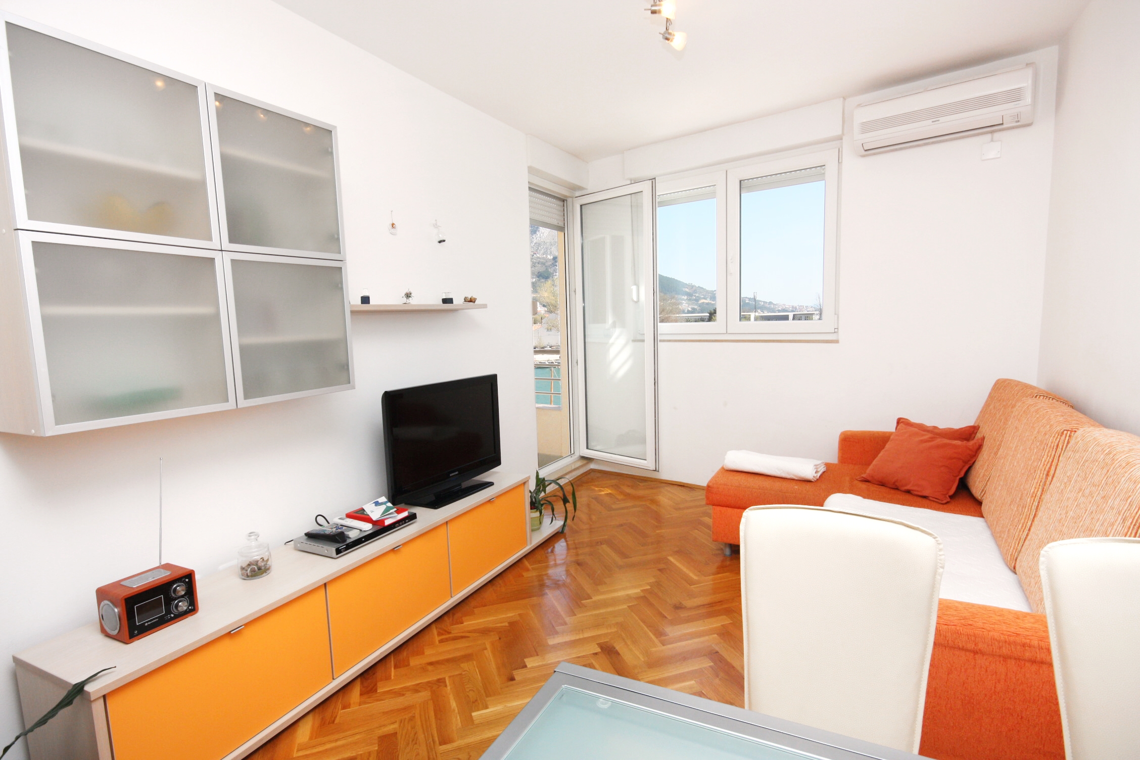 One bedroom apartment with balcony and sea view Omiš (A-6073-a) One bedroom apartment with balcony and sea view Omiš (A-6073-a)