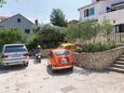 Parkiralište Okrug Gornji, Čiovo, Parkiralište 6078 - Apartmani blizu mora sa šljunčanom plažom.
