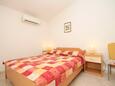 Umag, Bedroom in the apartment, air condition available and WiFi.