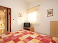 Umag, Bedroom in the apartment, air condition available and WiFi.