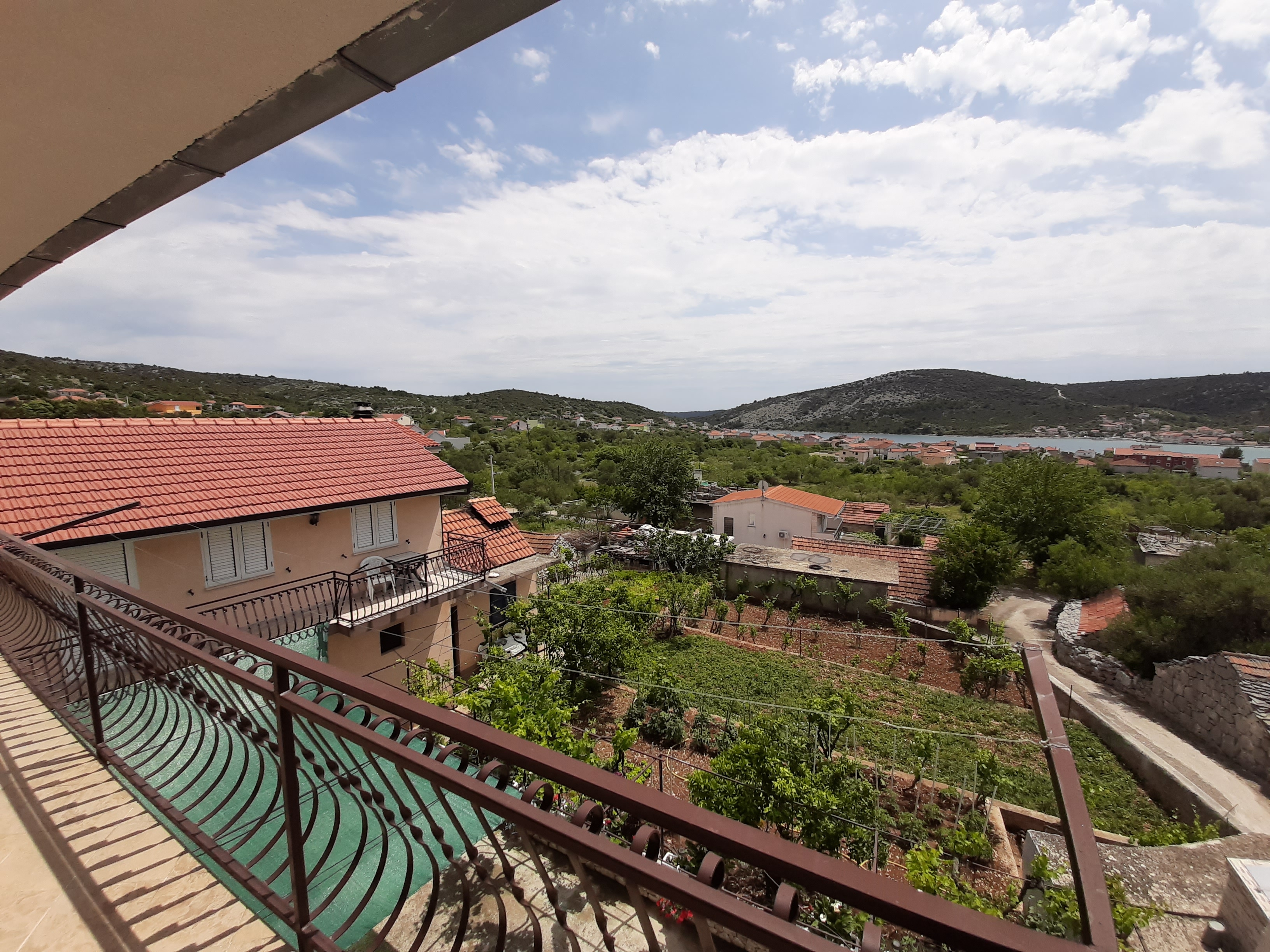 Two bedroom apartment with balcony and sea view Vinišće, Trogir (A-6117-a)