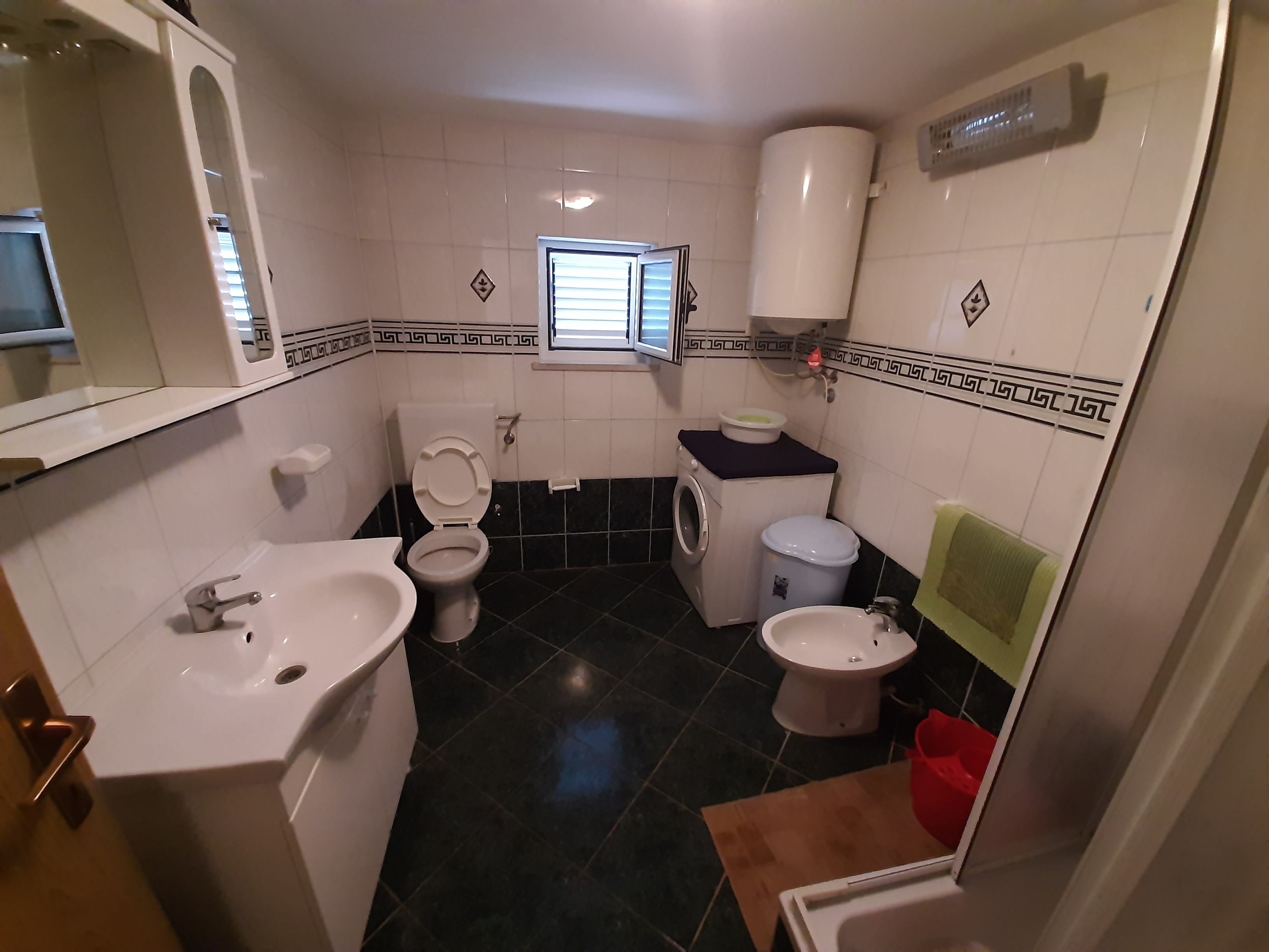 Two bedroom apartment with balcony and sea view Vinišće, Trogir (A-6117-a)