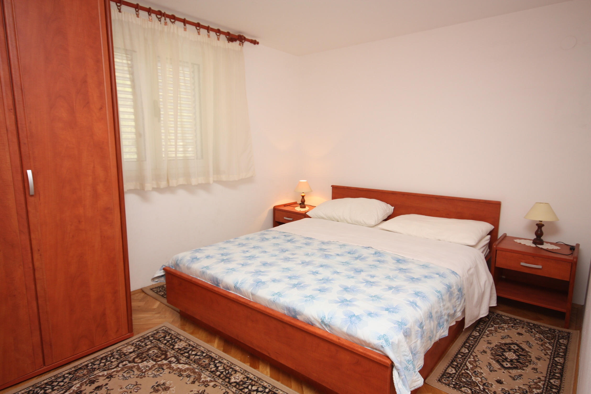 Two bedroom apartment with balcony and sea view Vinišće, Trogir (A-6117-a)