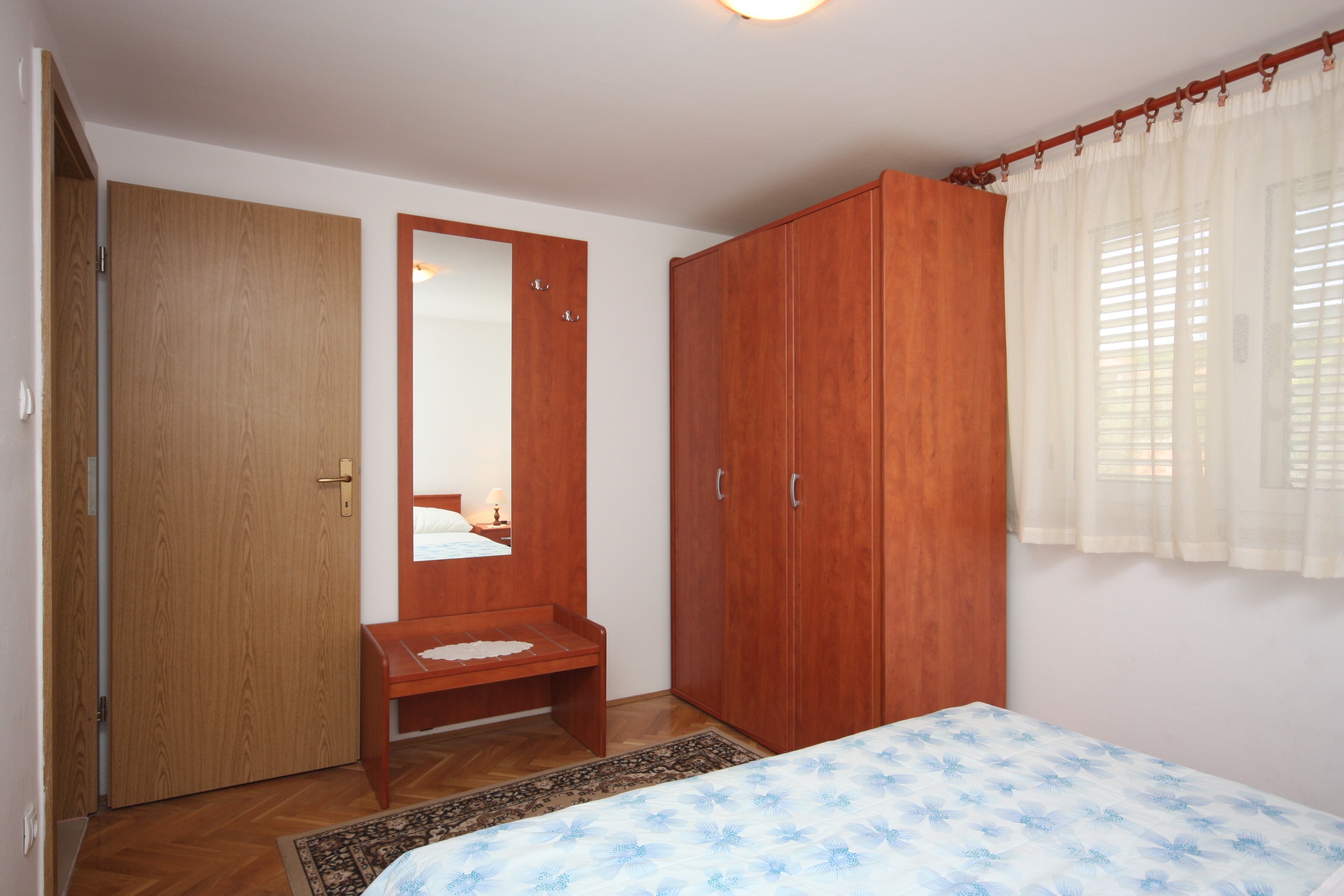 Two bedroom apartment with balcony and sea view Vinišće, Trogir (A-6117-a)