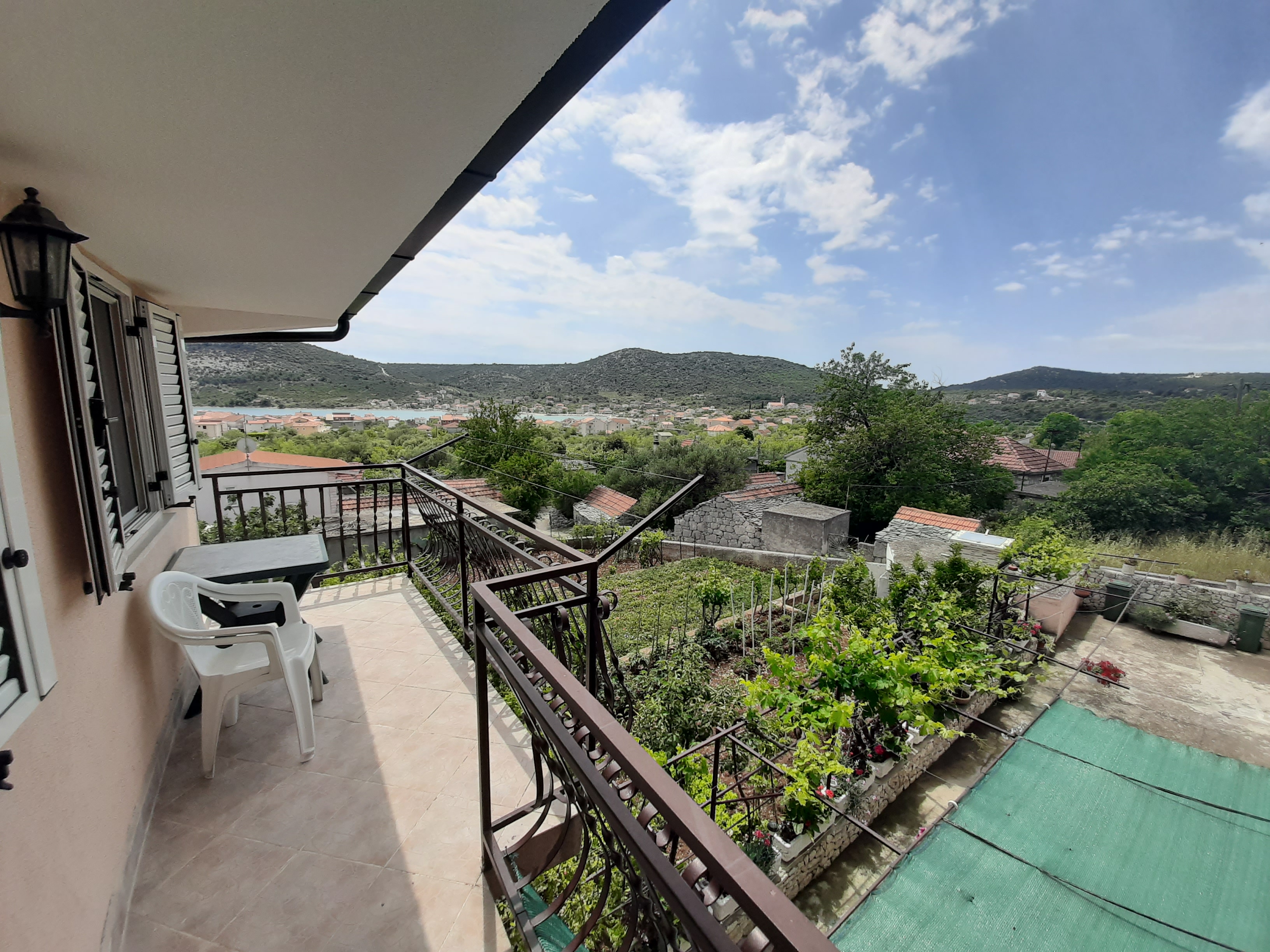One bedroom apartment with balcony and sea view Vinišće, Trogir (A-6117-b)