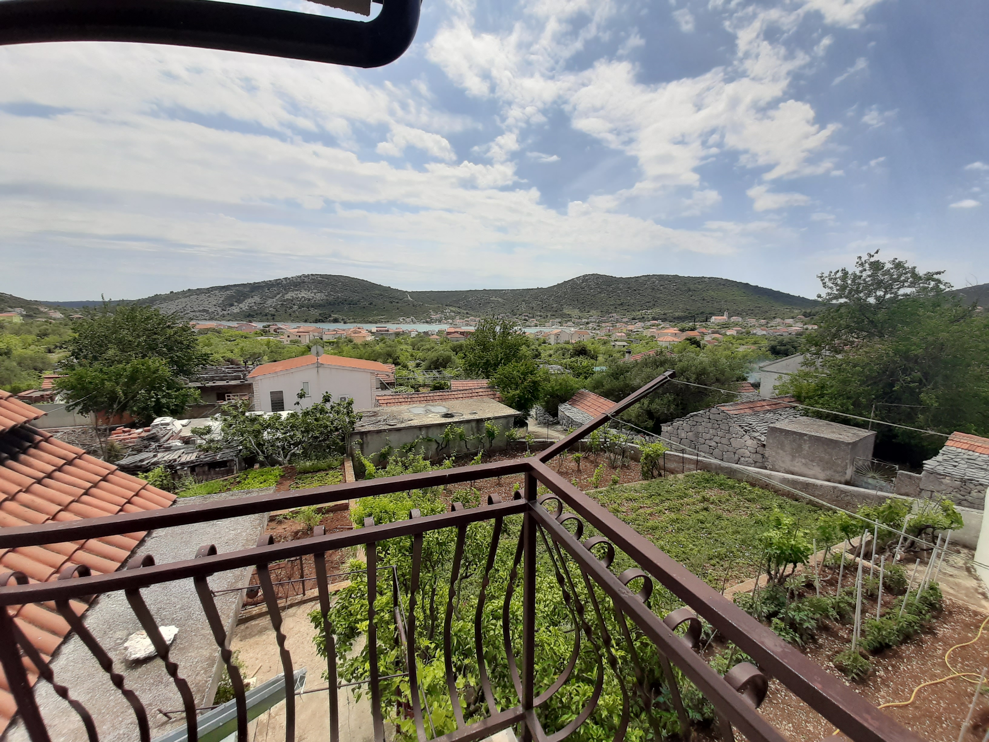 One bedroom apartment with balcony and sea view Vinišće, Trogir (A-6117-b)