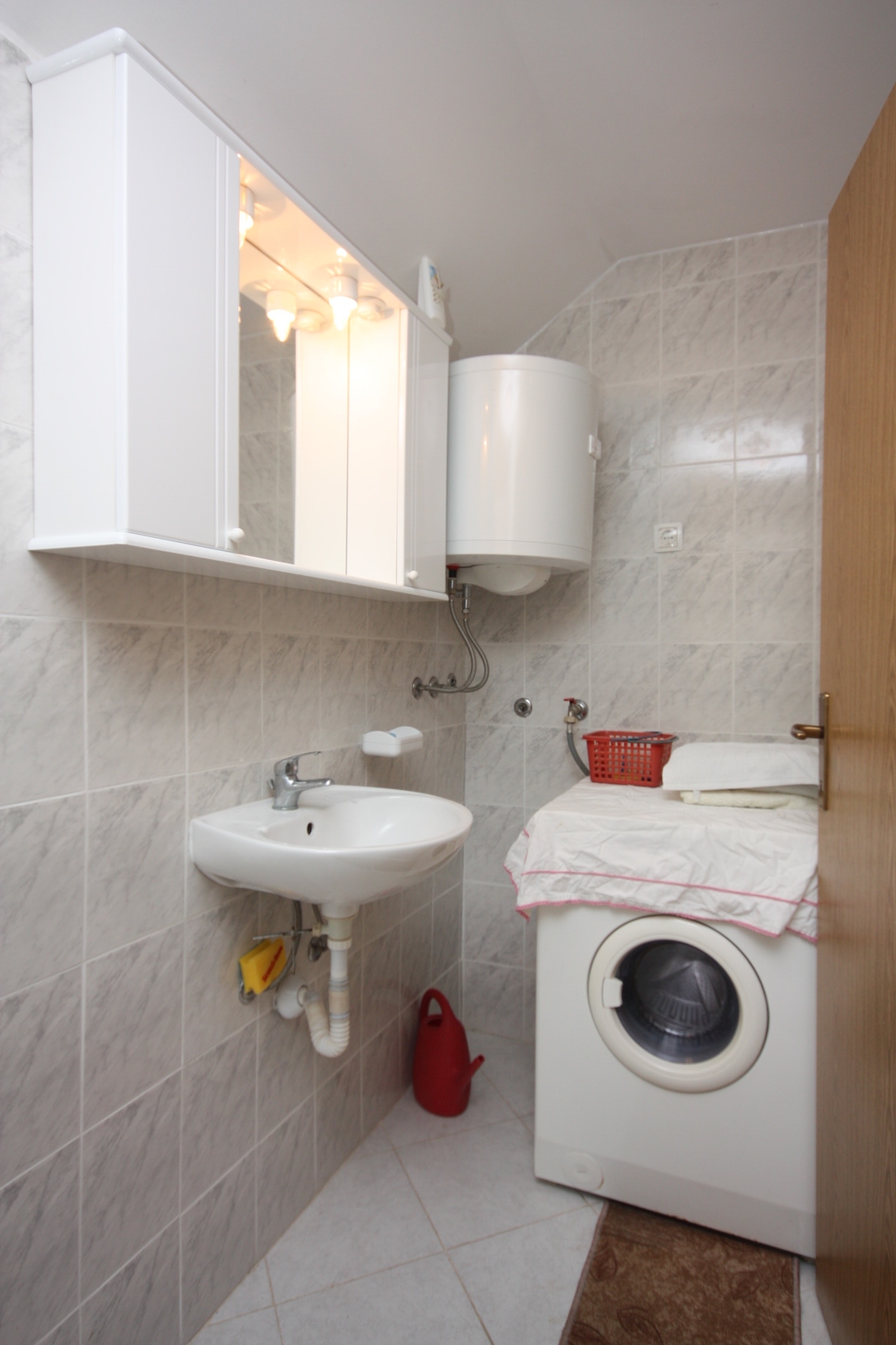 One bedroom apartment with balcony and sea view Vinišće, Trogir (A-6117-b)
