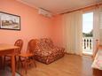 Sukošan, Comedor in the studio-apartment, air condition available, (pet friendly) y WiFi.