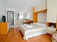 Sukošan, Dormitorio in the studio-apartment, air condition available, (pet friendly) y WiFi.