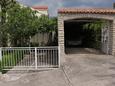 Parkiralište Grebaštica, Šibenik, Parkiralište 6135 - Apartmani blizu mora sa šljunčanom plažom.