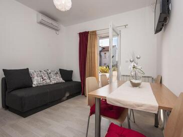 Brodarica, Comedor in the apartment, air condition available y WiFi.