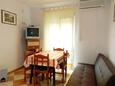 Bibinje, Dining room in the apartment, air condition available and WiFi.