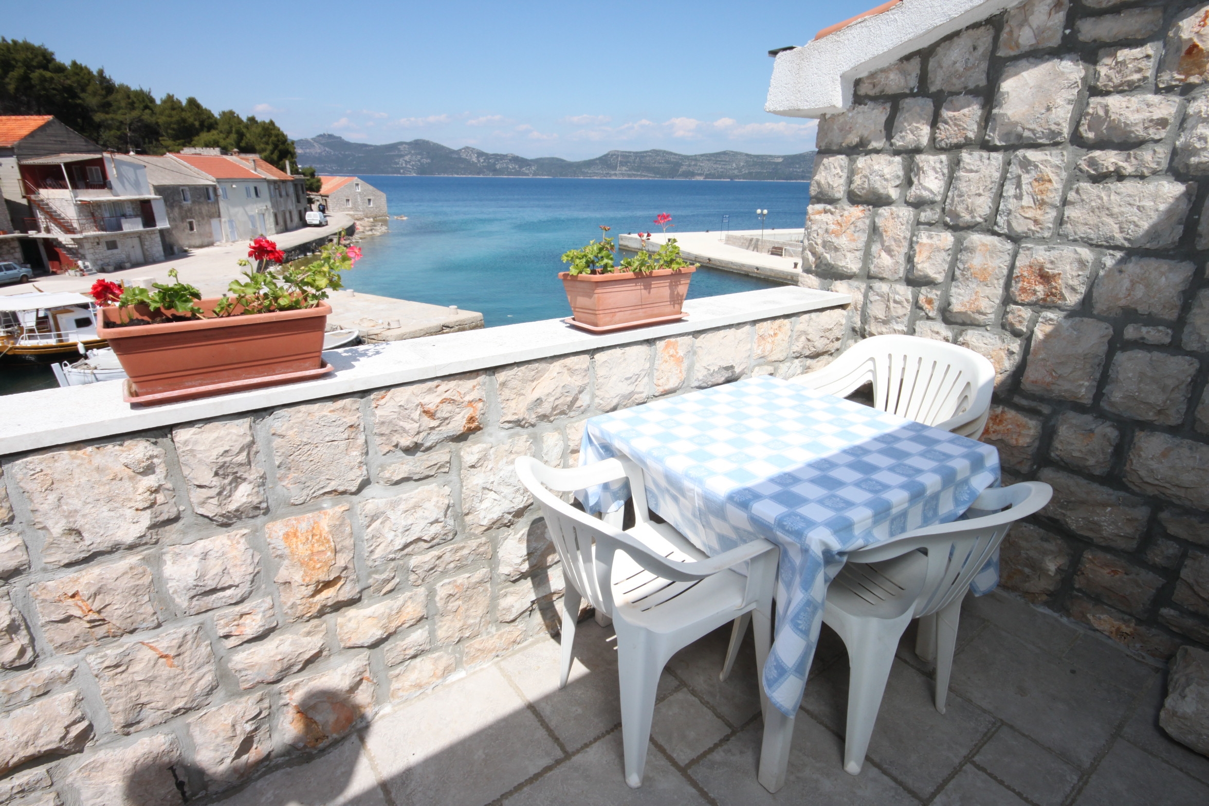 One bedroom apartment near beach Mali Iž, Iž  A-b