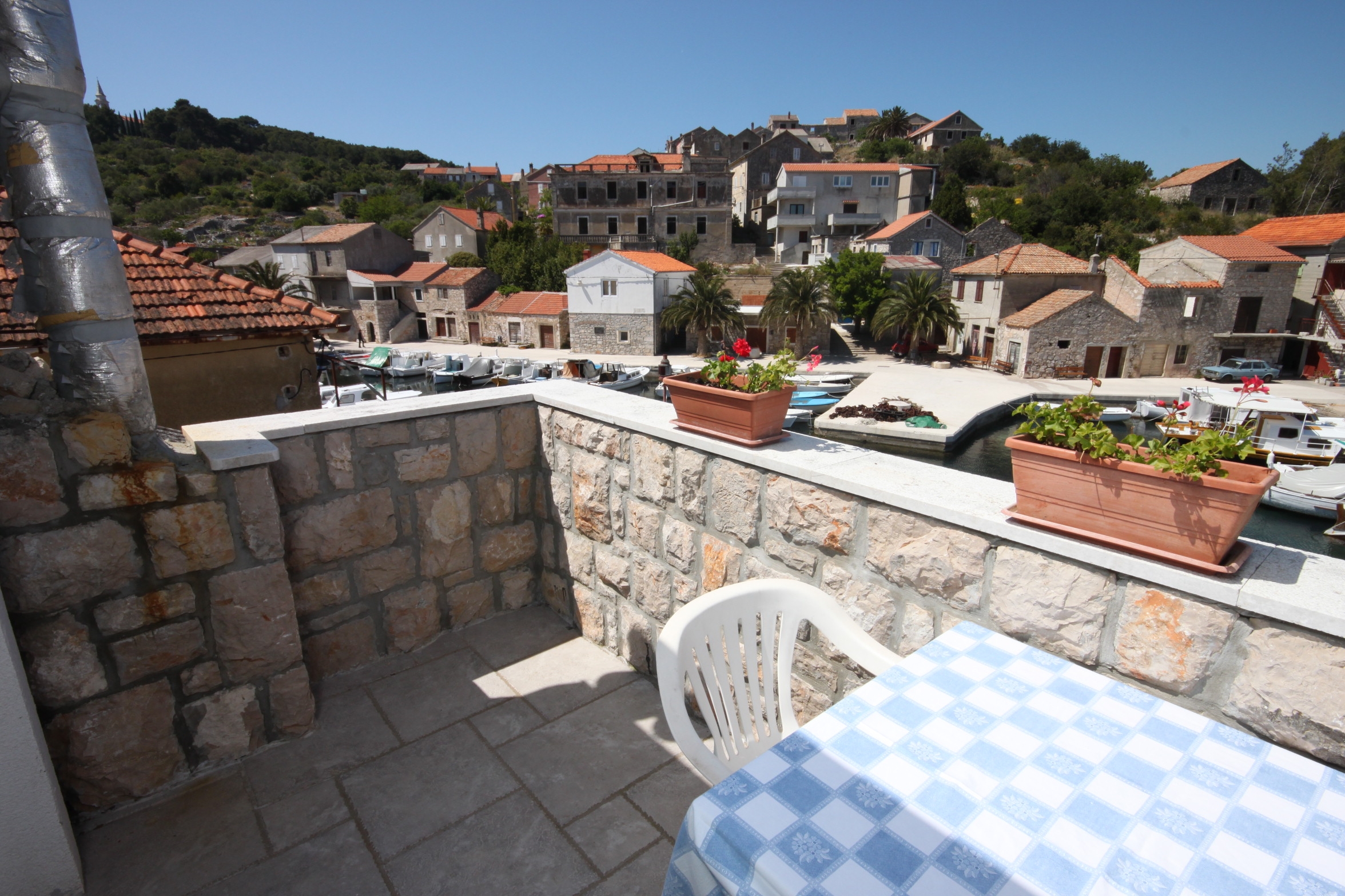One bedroom apartment near beach Mali Iž, Iž  A-b