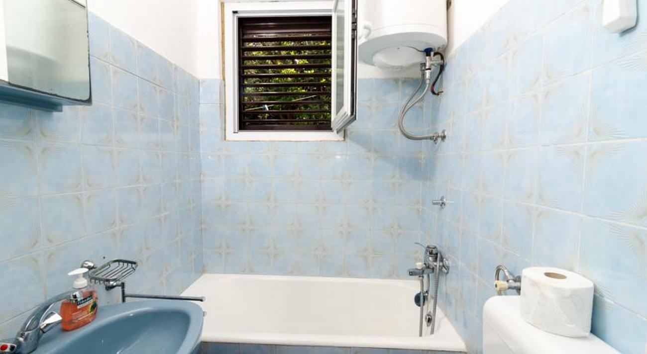 Comfortable and spacious apartment near beach Prožurska Luka, Mljet  A-a