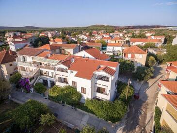 Turanj, Biograd, Szálláshely 6177 - Apartmanok a tenger közelében kavicsos stranddal.