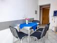 Vodice, Comedor in the apartment, air condition available y WiFi.