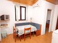 Vodice, Comedor in the apartment, air condition available y WiFi.