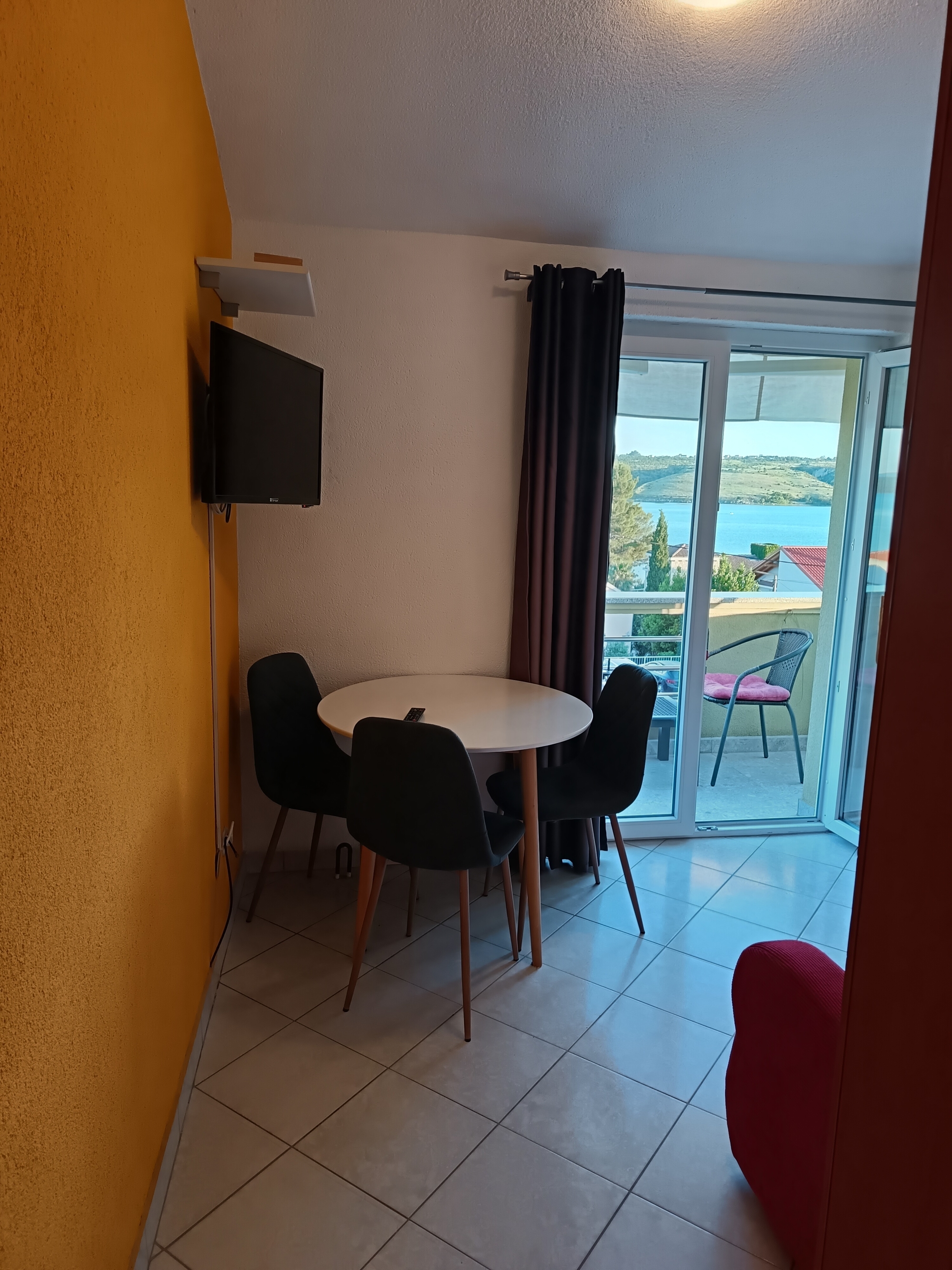 Jednosobni apartman s balkonom i pogledom na more Posedarje, Novigrad  A-b