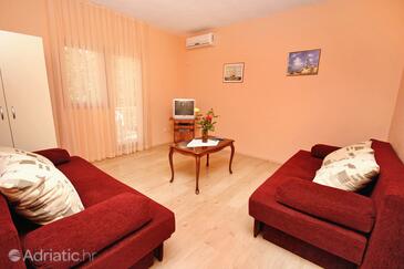 Rovanjska, Living room in the apartment, air condition available and WiFi.