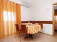 Blagovaonica Tkon, Blagovaonica u smještaju tipa apartment, dostupna klima i WiFi.
