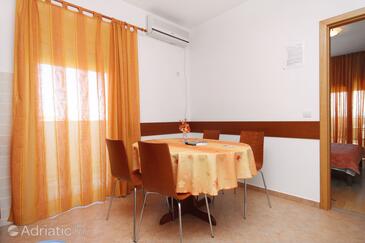 Tkon, Salle à manger dans l’hébergement en type apartment, climatisation disponible et WiFi.